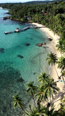 Tayland 'daki Koh Kood Adası' nda sallanan palmiye ağaçları ve sakin sularla dolu el değmemiş plajlar var..