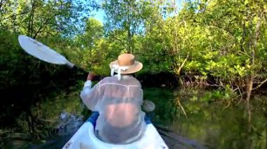Tayland 'daki Koh Phayam' ın sakin mangrov ormanlarında süzül. Güneşin canlı yeşilliklerden geçerek doğanın güzelliğini hissedin ve huzurlu çevreyi kucaklayın..