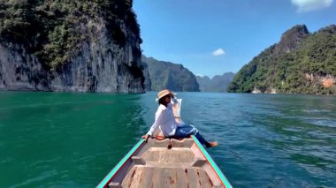 Huzurlu bir tekne gezisiyle Khao Sok Ulusal Parkı 'nı keşfedin. Bereketli uçurumlar ve sakin doğayla çevrili canlı turkuaz suları deneyin. Cennete mükemmel bir kaçış..