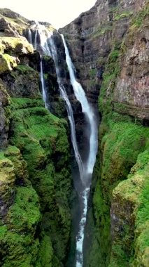 İzlanda 'daki Glymur Şelalesinin nefes kesici güzelliğine tanık olun..