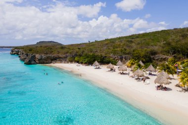 Güneşle öpülmüş kıyılar ve kristal berrak sular Curacao 'daki Cas Abao Sahili' ni tanımlar. Ziyaretçiler güneşlenmeyi, yüzmeyi ve çarpıcı manzarayı seviyorlar. Bu da burayı dinlenmek için mükemmel bir tatil yeri yapıyor..