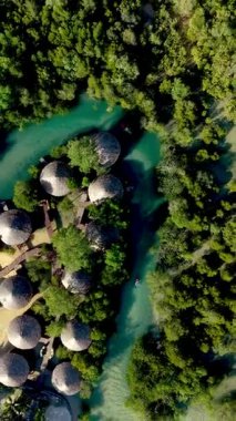 Koh Phayam Tayland 'ın nefes kesici manzarasına tanık olun, yemyeşil ve sakin sularla çevrili eşsiz çevre dostu kulübeler. Bu tropikal cennet rahatlamayı ve macerayı davet ediyor..