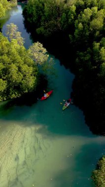 Koh Phayam, Tayland 'ın sakinliğini hissedin. Kano sahipleri turkuaz sularda canlı mangrovlarla çevrili olarak süzülüyorlar. Doğa şaheseri maceranızı bekliyor..