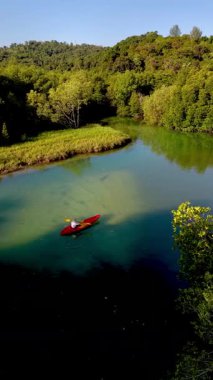 Kayakçı Tayland 'daki Koh Phayam' ın sakin sularında sessizce süzülüyor. Bereketli ağaçlar bu huzurlu manzarayı çerçeveler, sıcak güneşin altında macera ve rahatlamaya davetiye çıkarır..
