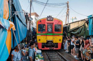 Tayland 'daki Maeklong Demiryolu Pazarı, 5 Aralık 2025, Maeklong Demiryolu Pazarı. Tren yaklaştıkça müşteriler ve satıcılar eşsiz bir kültür ve heyecan karışımı yaratıyor..