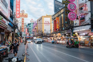 Bangkok, Tayland, 19 Kasım 2025. Çin Mahallesi 'nin canlı sokaklarını aydınlatan renkli neon tabelalar, bu ünlü bölgenin canlı atmosferinin keyfini çıkaran satıcılar ve ziyaretçilerle dolu..