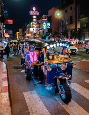 Bangkok, Tayland, 19 Kasım 2025, Çin Mahallesi 'nin hareketli sokakları geceleri canlanıyor..