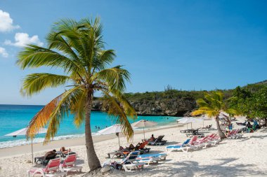 Willemstad, Curacao, 14 Mart 2021, Curacao 'daki Grote Knip Plajı ziyaretçileri masmavi suların tadını çıkarırken beyaz kumlarda dinlenmeye davet ediyor..