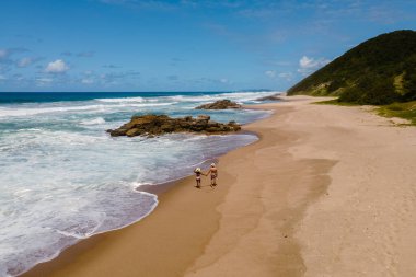 St. Lucia Güney Afrika, Kayalık Kum Okyanusu ve Zululand 'daki Isimangaliso Wetland Parkı' ndaki Cape Vidal yakınlarında Mission Rocks plajında mavi kıyı silueti. Güney Afrika St Lucia