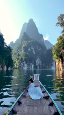 Khao Çorapları boyunca sakin bir yolculuk çarpıcı sular, yemyeşil dağlar ve berrak gökyüzü. Huzurlu atmosfer rahatlamaya ve doğal güzelliklere hayret etmeye davet eder..