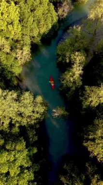 Kendini, yemyeşil ve sakin sularda süzülen tek bir kanocunun olduğu Koh Phayam, Tayland 'ın dingin güzelliğine bırak. Bu tropikal kaçış doğanın içindeki maceranın özünü yakalar..