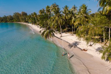 Koh Kood, Tayland 'daki Khlong Hin Sahili' nin sakinliğini hissedin. Yumuşak beyaz kumlar ve berrak mavi sular gevşemek ve palmiye ağaçlarının altında eğlenmek için cennet gibi bir ortam yaratır..