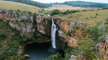 Muhteşem Berlin şelalesinin Sabie, Graskop, Mpumalanga 'da yemyeşil sularla çevrili sakin bir havuza akışına tanık olun. Güney Afrika 'daki Panorama rotası.