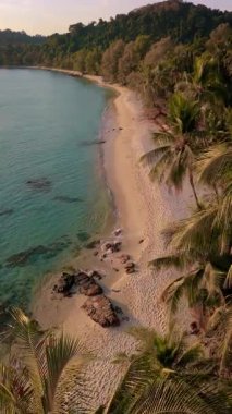 Koh Kood Tayland 'ın çarpıcı sahil şeridini deneyin, altın kumların sallanan palmiyelerin altında turkuaz sularla buluştuğu. Bu sakin konum rahatlamaya ve doğadaki keşiflere davet eder..