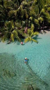 İki gezgin Koh Kood 'un huzurlu güzelliğinin tadını çıkarırken rahatla ve gevşe. Berrak sular ve bereketli palmiyeler, Tayland 'da barışı ve keşifleri teşvik eden mükemmel bir tropikal kaçış yolu yaratır.