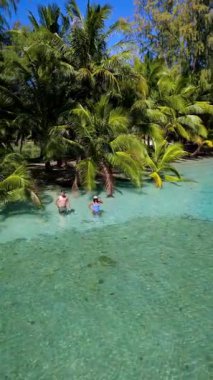 Kendinizi Koh Kood, Tayland 'ın dingin güzelliğine daldırın, kristal berrak suların gür palmiye ağaçlarıyla buluştuğu yere. Bir çift erkek ve kadın rahatlar ve bu adanın doğal güzelliklerine boğulurlar..