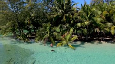 Koh Kood, Tayland 'ın sakinliğini hisset. Kristal gibi berrak sular sizi sıcak güneşin altındaki güzel palmiye ağaçları ve sakin plajlarda yüzmeye davet ediyor. Mükemmel tatil kaçışı.