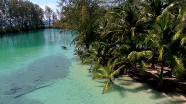 Koh Kood, Tayland 'ın huzurlu cennetini keşfedin. Turkuaz suları çevreleyen yemyeşil palmiye ağaçları rahatlamaya davetiye çıkarıyor. Tatil kaçamağı ya da deniz macerası için mükemmel..