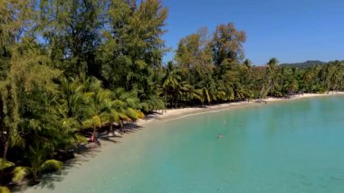 Koh Kood, Tayland 'ın sakin kıyılarını keşfedin, altın kumların kristal sularla buluştuğu. Sallanan palmiyelerin altında rahatlayın ve bu tropik cennetin huzurlu atmosferini kucaklayın..