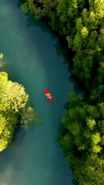 Koh Phayam 'ın sakin güzelliğini keşfedin. Kayakçılar el değmemiş sularda zarafetle süzülürken..