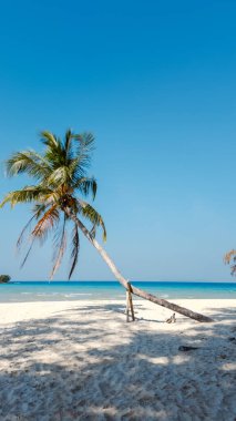 Koh Kood 'daki Gizli Plaj' ın huzurlu güzelliğini keşfedin. Yumuşak beyaz kumlu, kristal berrak suları ve sallanan palmiyeleri olan sakin bir cennet. Tayland 'da huzurlu bir kaçış için mükemmel..