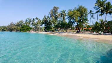 Tayland, Koh Kood 'un sakin güzelliğini tecrübe edin, yumuşak kumlar ve canlı palmiyeler turkuaz sularla buluşur, rahatlama ve macera için mükemmeldir. Gerçek bir tropikal cennet bekliyor..