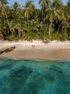 Koh Kood, Tayland 'daki Takhian Sahili' nde saf mutluluğu tecrübe edin. Bu çarpıcı yer, gezginleri kristal berrak suların ve sallanan palmiye ağaçlarının arasında rahatlamaya davet eder..
