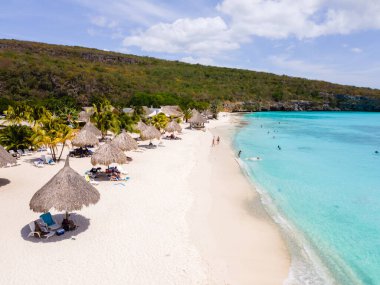 Dalgalar, güneş banyosunun ılık kum ve turkuaz suların tadını çıkardığı Curacao 'daki Cas Abao Sahili' nin el değmemiş sahillerini nazikçe turluyor. Bu huzurlu konum cennette rahatlamaya ve maceraya davetiye çıkarır..