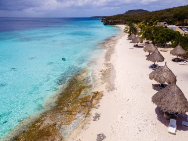 Curacaos 'un sakin, beyaz kumlu plajlarını deneyin. Turkuaz sular, canlı palmiye ağaçlarıyla buluşur. Yüzmenin, güneşlenmenin ve Karayip gökyüzünün altında lüks sahil kulübelerinin tadını çıkar..