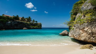 Curacao 'daki Playa Lagun plajında sakin suları ve çarpıcı manzarayı deneyin. Bu gizli mücevher tozlu kumlar, bereketli sahil şeridi ve dinlendirmek için mükemmel turkuaz suları sunuyor..