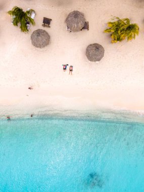 Ziyaretçiler, Cas Abao Sahili 'nin yumuşak kumlu sahillerinde sazlı şemsiyelerin altında dinleniyorlar. Canlı turkuaz su, güneşin altında yüzmeye ve eğlenceye davetiye çıkarır. Curacao 'da gerçek bir cennet bekliyor..
