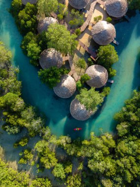 Tayland 'da Koh Phayam' ın sükunetini keşfedin. Yeşillik ve durgun turkuaz suların arasına yerleştirilmiş antika bungalovlara bakıyorsunuz. Doğa aşıkları için mükemmel bir tatil yeri..