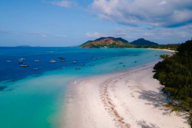 Nazik dalgalar Praslin, Seyşeller 'deki Grand Anse Sahili' nin yumuşak beyaz kumuna çarpar..