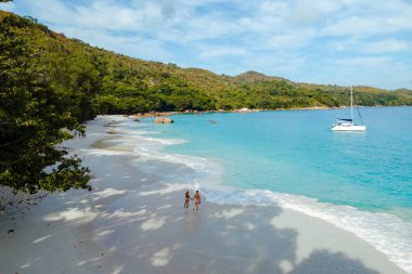 Turkuvaz suları ve yemyeşil yeşilliklerle çevrili Anse Lazio 'nun el ele gezintileri cennette mükemmel bir tatil anı yaratıyor. Praslin, Seyşeller