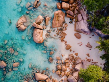 Kristal berraklığında turkuaz sular Praslin Seyşeller 'deki Grand Anse Sahili' nde pürüzsüz altın kumlarla karşılaşıyor. Kıyı boyunca uzanan kayalar dinlenmek ve keşfetmek için mükemmel barışçıl bir atmosfer yaratır..