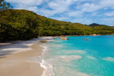 Praslin Seyşeller 'deki Anse Lazio' nun el değmemiş kıyılarında dinlenin. Nazik dalgaların yumuşak beyaz kumlarla buluştuğu yerde. Bereketli yeşillik ve canlı gökyüzü mükemmel bir tropik kaçış yaratır..