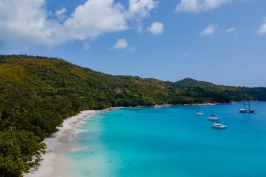 Praslin Seyşeller 'de Anse Lazio' nun nefes kesici güzelliğini keşfedin. Yumuşak altın kumlar berrak mavi gökyüzünün altında büyüleyici turkuaz sularla buluşuyor..