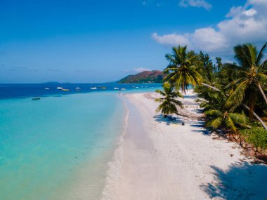 Altın kumlar, Praslin, Seyşeller 'deki el değmemiş Grand Anse Sahili boyunca uzanır..