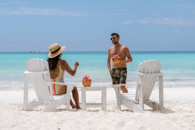 İki tatilci Grand Anse Sahili 'nin yumuşak beyaz kumlarında dinleniyor, Praslin, Seyşeller.