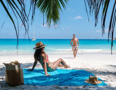 Anse Georgette, Praslin Seyşeller 'de güneşin tadını çıkaran iki gezgin, çarpıcı plajın tadını çıkarıyor..