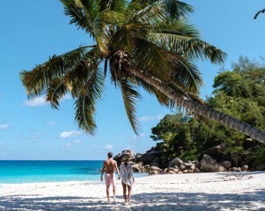 Praslin Seyşeller 'deki el değmemiş Anse Georgette plajı boyunca birkaç gezinti, sıcak güneşin, yumuşak kumların ve turkuaz suların tadını çıkarıyor. Romantizm ve rahatlama için mükemmel bir kaçış..