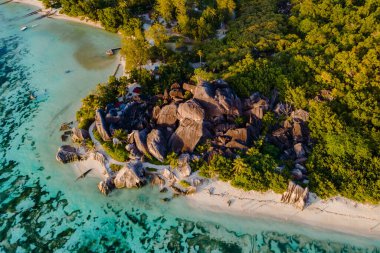 El değmemiş beyaz kumlar Anse Source d 'Argent plajında turkuaz sularla buluşur. Uzun granit kayalar çarpıcı bir zemin oluşturur. Seyşeller 'de rahatlama ve keşif için idealdir..