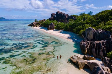 Kristal berrak sular, La Digue 'deki Anse Kaynak d' Argent 'ta yumuşak beyaz kumlarla buluşur. Bu çarpıcı plaj eşsiz granit kayalarla kaplı. Bu da görsel bir tropik cennet yaratıyor Seyşeller..