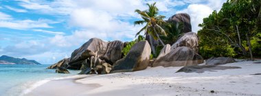 Yumuşak beyaz kumlar, Anse Source d 'Argent, La Digue, Seyşeller' de kristal berraklığında sularla buluşur. Görkemli granit kayalar manzarayı noktalıyor ve sakin bir tropik cennet yaratıyor.