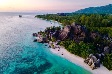 La Digue, Seyşeller 'deki Anse Source d' Argent plajının çarpıcı güzelliğini keşfedin..