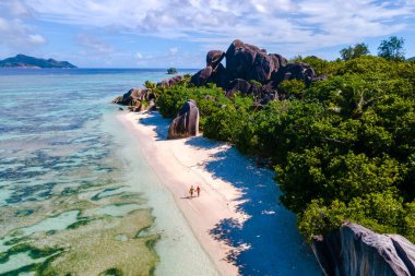 Kristal berrak sular Seyşeller 'deki Anse Source d' Argent plajının tozlu beyaz kumlarını kucaklıyor. Yeşillik ve etkileyici granit kayalar ziyaretçiler için çarpıcı bir tropikal zemin oluşturur..