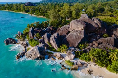 La Digue Adası 'ndaki Anse Source d' Argent plajının nefes kesici güzelliğini tecrübe edin. Eşsiz granit kayalar, canlı turkuaz sular ve Seyşeller 'deki berrak mavi gökyüzünün altında yemyeşil bir yer.