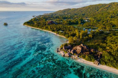 Kristal berrak sular, Seyşeller, La Digue 'deki Anse Kaynak d' Argent plajında yumuşak kumlarla buluşur..
