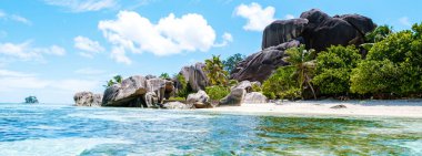 La Digue 'daki Anse Source d' Argent plajı kristal berrak sular, eşsiz kaya oluşumları ve yemyeşil yemyeşil ile açılır. Seyşeller 'de dinlenmek ve unutulmaz bir tatil için mükemmel bir yer.