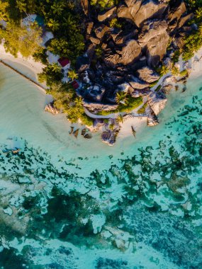 La Digue adasındaki Anse Source d 'Argent plajındaki çarpıcı turkuaz suları ve eşsiz kaya oluşumlarını tecrübe edin. Bu tropikal cennet Seyşeller 'e seyahat edenler için huzurlu bir kaçış sunuyor.